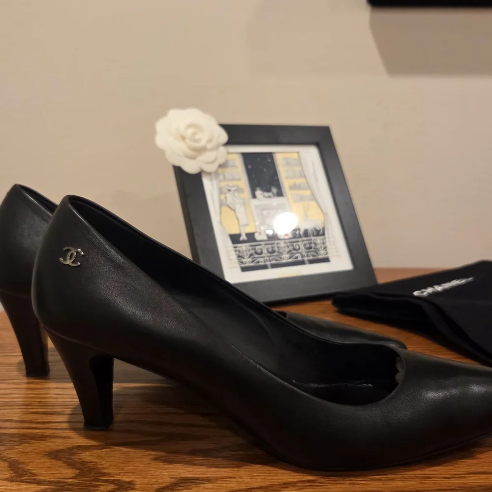CHANEL Elegant Black Heels - Picture 3 of 10
